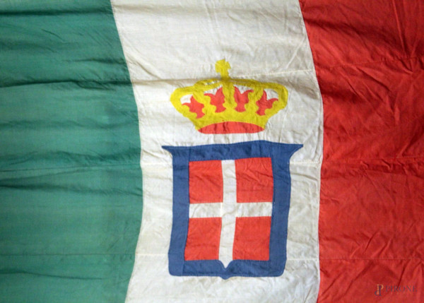 Bandiera italiana con stemma sabaudo, cm 280 x 180.