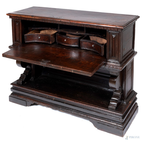 Mobile scrittoio in noce con sportello a ribalta celante piano scrittoio con interno a fronte mosso con vani e cassetti, XVIII secolo, cm 122x153x44,5, (segni di usura, scalfiture, difetti)