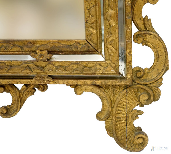 Specchiera in legno dorato con doppia cornice, XIX-XX secolo, ingombro cm 160x93 circa (difetti)