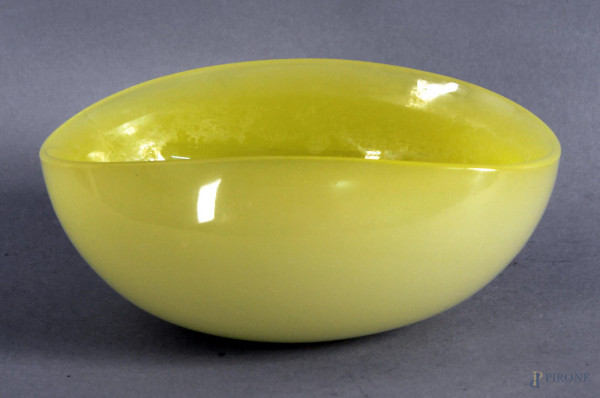 Centrotavola a navicella in vetro di Murano, color giallo, altezza 8,5 cm, lunghezza 19,5 cm.