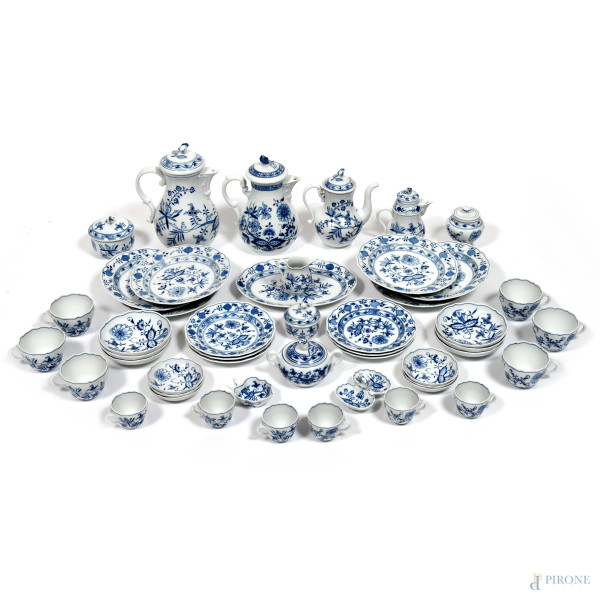 Servizio da tè e caffè in porcellana tedesca decorata a motivi vegetali e floreali nei toni del bianco e del blu, XX secolo, altezza massima cm 27