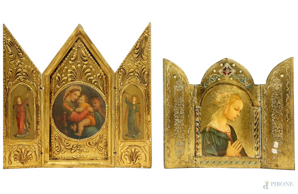 Due trittici da tavolo, XX secolo, in legno intagliato e dorato con applicate stampe raffiguranti La Madonna della Seggiola e la Lippina, misure max trittico aperto cm 33,5x34,5x2,5, (difetti)