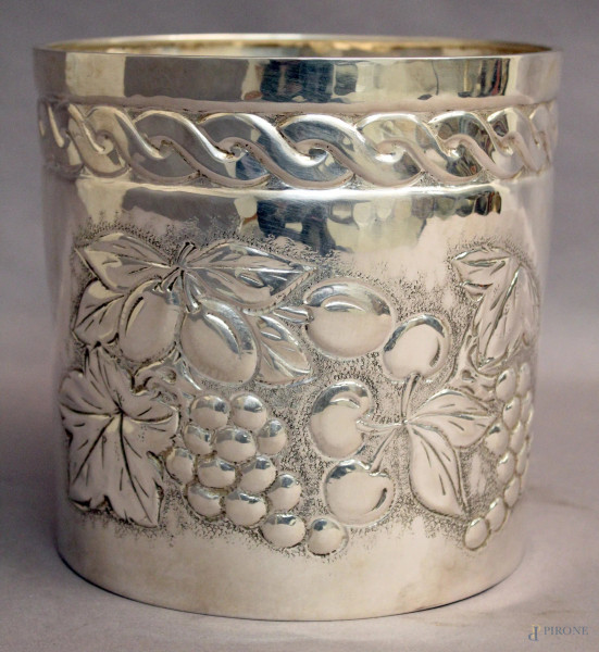 Centrotavola di linea cilindrica in argento sbalzato a motivo di frutta, diametro 16 cm, H 16 cm, gr. 515.