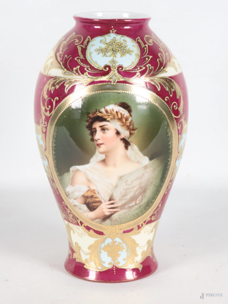 Vaso in porcellana austriaca Royal Vienna decorato in policromia con medaglione raffigurante fanciulla con corona d'alloro e volute floreali dorate a rilievo, XX secolo, altezza cm 28,5, (lievi segni di usura)