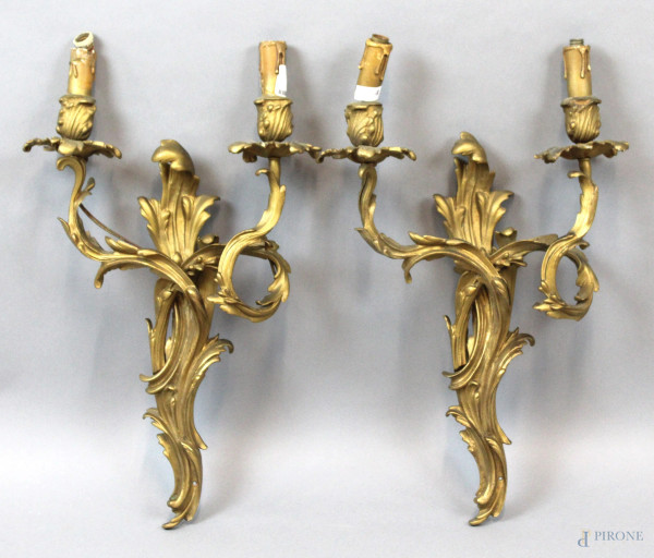 Coppia di appliques a due luci in metallo dorato, decorate a ramages, altezza cm. 51, XX secolo