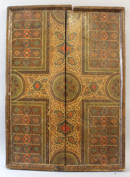 Lotto composto da due pannelli orientali del XIX secolo in legno, dipinto double face a motivi floreali, cm. 57,5x42,5.