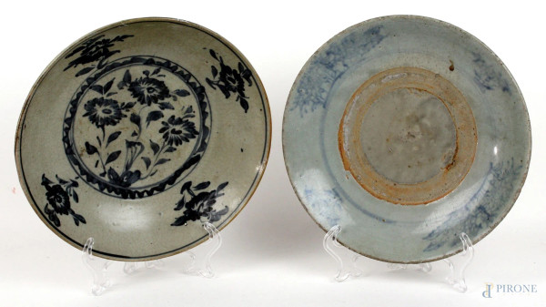 Lotto di due piatti in ceramica smaltata bianco e blu, diametro cm 26, arte orientale, XX secolo, (difetti)