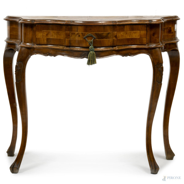 Consolle Vecchia Verona in noce  e filetti in bosso dal profilo mistilineo a un cassetto, con gambe intagliate arcuate terminanti in piedi a zoccolo, XX secolo, cm 76x91x37, (difetti)