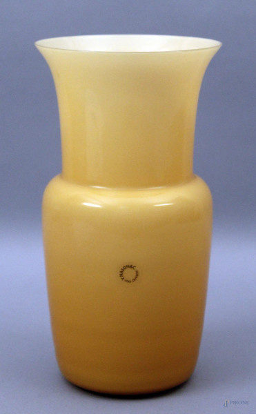 Vaso in vetro di Murano giallo, firmato V. Nason, H 29 cm.