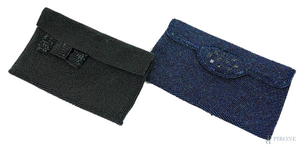 Lotto di due pochettes  nera e blu con perline, cm 20,5x12.