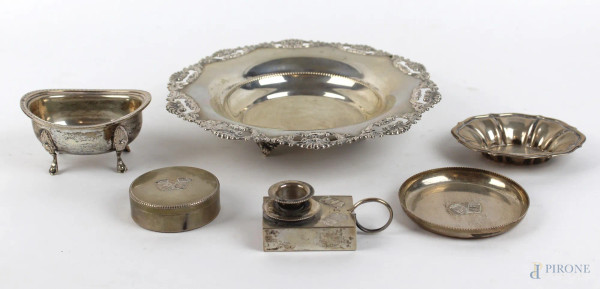 Lotto di quattro centrini, un cofanetto ed un portacerini in argento, peso gr. 400, misure ed epoche diverse.