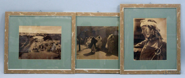 Lotto di tre stampe da Lehnert & Landrock raffiguranti figure e paesaggi arabi, cm 22,5x28,5, entro cornici.
