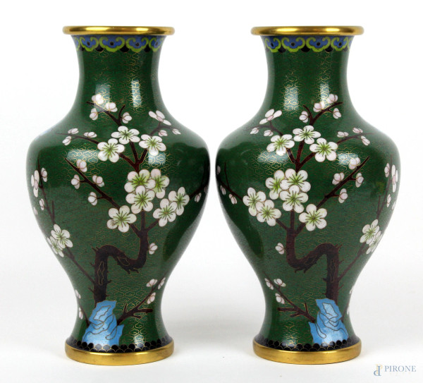 Coppia di vasi cloisonné con decoro a rami fioriti e uccellini su fondo verde, cm h 24,  arte orientale, XX secolo, (difetti).
