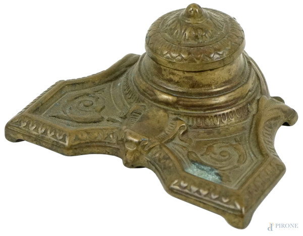 Calamaio in bronzo con decori cesellati, cm h 5,5, prima metà XX secolo, (difetti, mancante vaschetta).