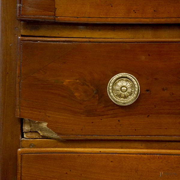 Cassettone piemontese, XVIII secolo, fronte di linea mossa a tre cassetti, quattro gambe arcuate,...