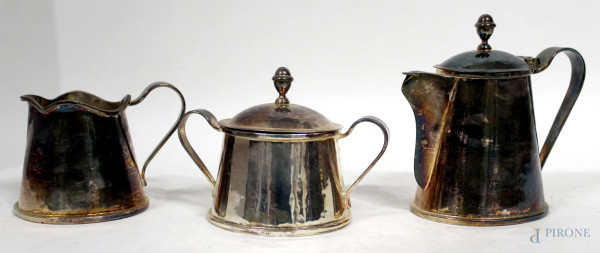 Piccolo servizio in argento composto da una caffettiera, una lattiera ed una zuccheriera, H massima 12 cm, gr. 630, pezzi 3.