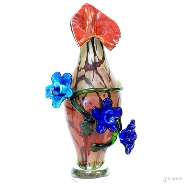 Vaso in vetro policromo a forma di calla con applicazioni floreali in paste vitree nei toni del blu, XX secolo, firmato a graffio Vivarini, altezza cm 56,5