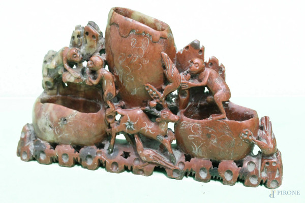 Portaincenso in pietra saponaria intagliata raffigurante scimmie, Cina XX sec, h. 16x26 cm.