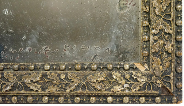 Specchiera in legno dorato con decori vegetali, XX secolo, ingombro cm 49,5x42