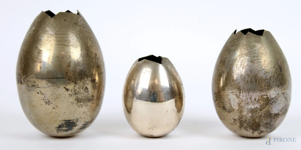 Tre uova in argento, max cm h 9, peso lordo gr 565, (difetti).
