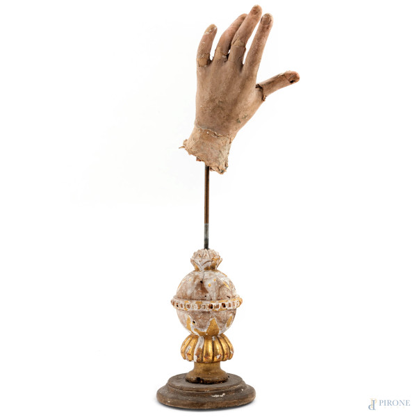 Mano in papier machè su base in legno dorato e intagliato, XIX secolo, altezza complessiva cm 43, (segni di usura, scalfiture, cadute di colore e doratura, difetti, rotture, mancanze)