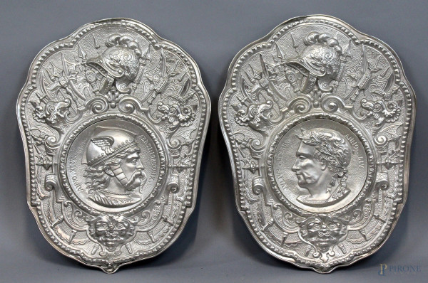 Coppia di lastre in metallo argentato e sbalzato a soggetto di Giulio Cesare e Vercingetorige, cm h 54.x41.5, XX secolo