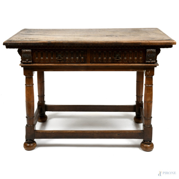Tavolo in noce dal profilo intagliato. Gambe tornite raccordate. XVII-XVIII secolo, cm 82,5x61x111,5, (segni di usura, scalfiture, fessurazioni, difetti, fori di tarlo)
