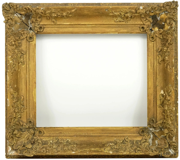 Cornice in legno e pastiglia dorata, fine XIX secolo, ingombro cm 43x48, battuta cm 27,5x34,5, (difetti)