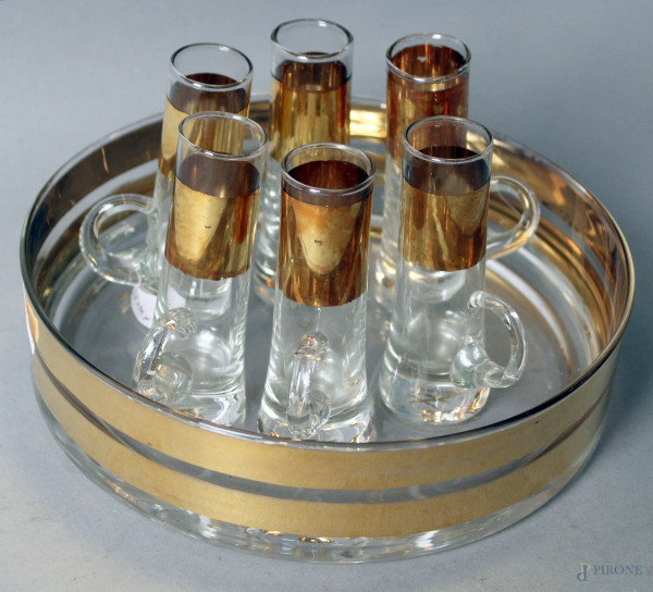 Servizio da liquore in vetro con fasce dorate composto da sei bicchierini ed un vassoio, h. max 10,5 cm.