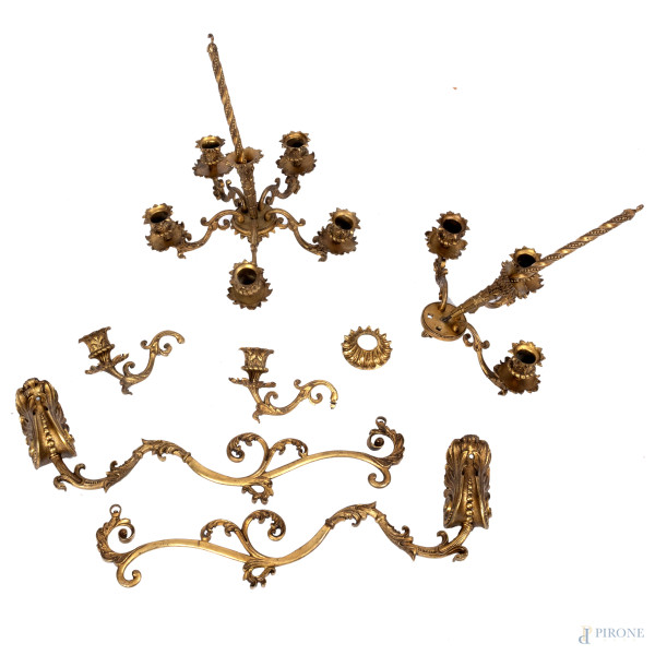 Coppia di applique da muro con sospensione a cinque luci in bronzo dorato cesellato a racemi e volute, XX secolo, cm 46x60 circa, (segni di usura, difetti)
