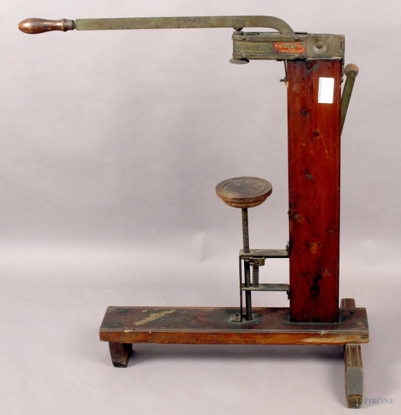 Antico strumento tappa bottiglie in legno e ferro, altezza 88 cm.