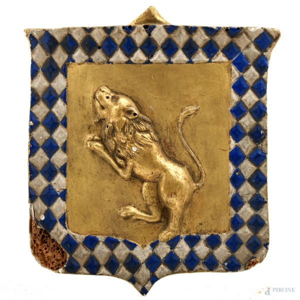 Stemma araldico in legno e stucco dipinto con bassorilievo  di leone, XX secolo, cm 18x15, (segni di usura, scalfiture, rotture, mancanze, difetti)