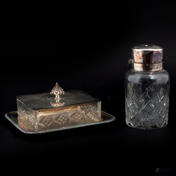 Lotto composto da bottiglia in cristallo con tappo in metallo e burriera in cristallo e Sheffield, XX secolo, misure massime altezza cm 15,5, vassoio cm 18x16, (segni di usura, difetti)