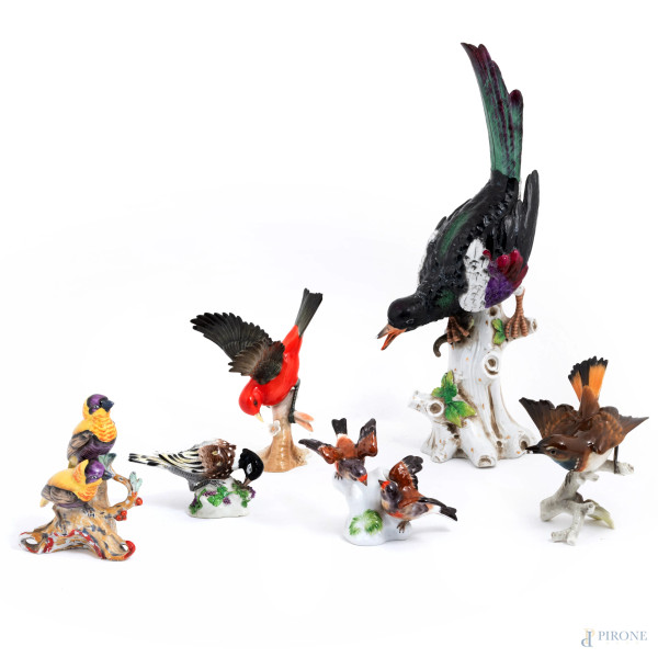 Lotto di sei sculture in porcellana raffiguranti volatili, XX secolo, altezza massima cm 41, (segni di usura, scalfiture, difetti)