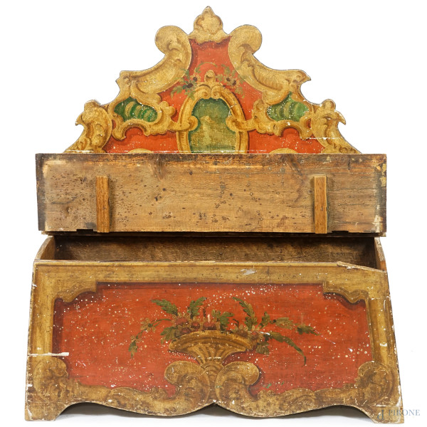 Panchetta in legno intagliato e dipinto, con seduta alzabile e schienale sagomato, XIX-XX secolo,...