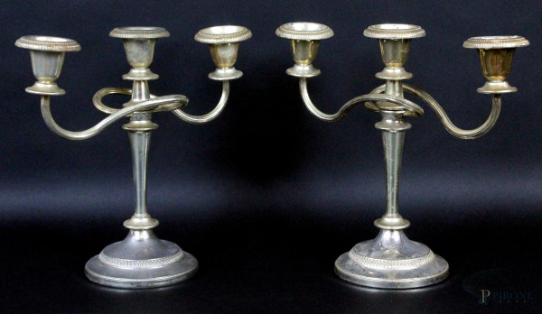 Coppia di candelabri in metallo argentato a tre fiamme, altezza cm 25,5
