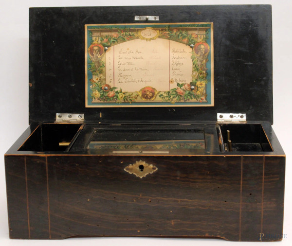 Antico carillon, entro scatola in legno, H. 13x35x18 cm., funzionante.