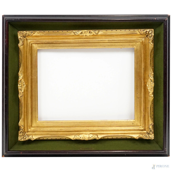 Cornice in legno dorato, XX secolo, particolari intagliati agli angoli, profilo esterno a nastro, misure ingombro cm 59x68, battuta cm 30,5x40, (difetti)