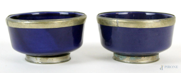 Due coppette in porcellana blu, finiture in metallo argentato, altezza cm 7,5, diametro cm 13, XX secolo