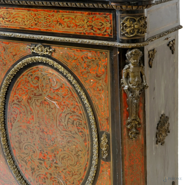 Credenza stile Boulle, XX secolo, in legno ebanizzato con intarsi e applicazioni in metallo dorat...