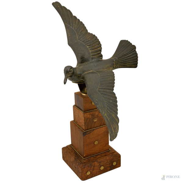 Scultura in bronzo raffigurante colomba in volo su base a gradoni in legno. L'opera è realizzata ...