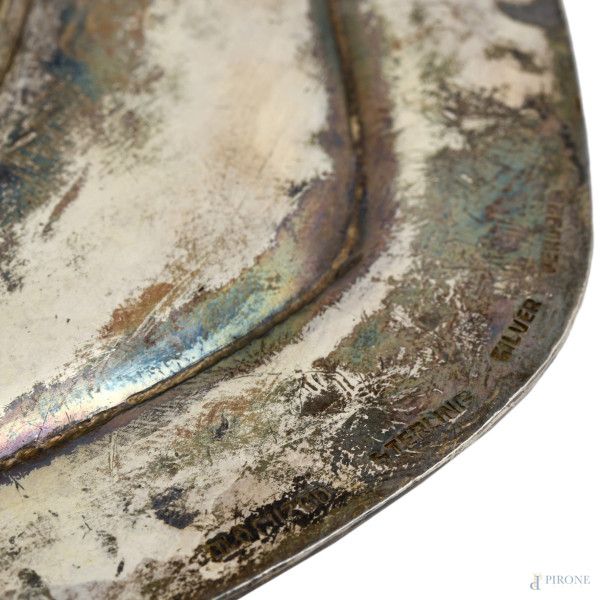 Vassoio in argento Sterling con profilo sagomato e cesellato, peso gr 1250, cm 50x29