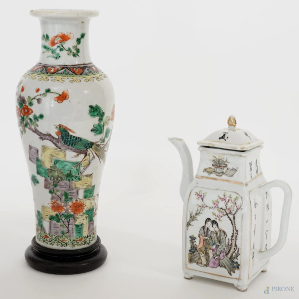 Lotto composto da un vasetto ed una teiera in porcellana con decori di personaggi e floreali policromi, Cina, XX secolo, alt.max cm 27,5