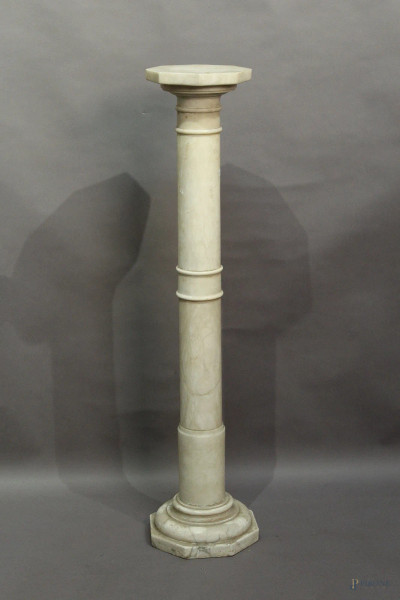 Colonna in alabastro, inizi XX sec., H 101 cm.