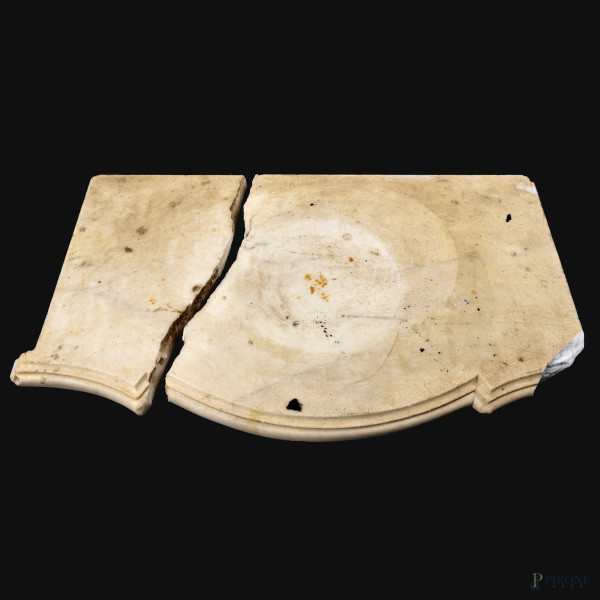 Lotto composto da 4 elementi in marmo: 2 piani in marmo, XX secolo, cm 2x49x31, (difetti e rottur...