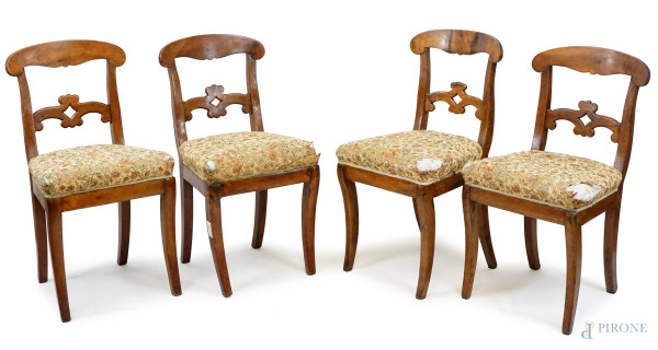 Quattro sedie in noce, XIX secolo, schienali a giorno di linea sagomata, seduta rivestita in tappezzeria color crema a decori floreali, quattro gambe a sciabola cm h 91, (difetti alle sedute).