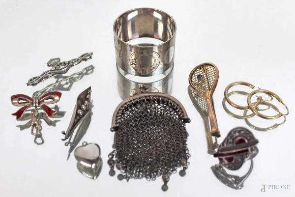 Lotto di dieci oggetti in argento e metallo argentato, forme e misure differenti.