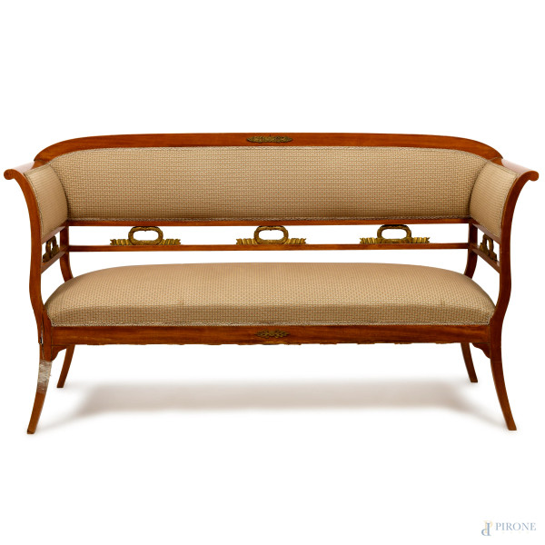 Divano con struttura in noce e tappezzeria color panna, XIX secolo, cm  93x157x63, (difetti e rotture)