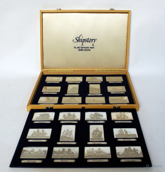 Lotto di ventiquattro lingotti in argento raffiguranti Le pi&#249; famose navi della storia, entro custodia.