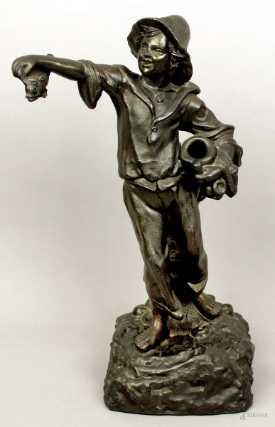 Pescivendolo, scultura in metallo brunito, H 47 cm.